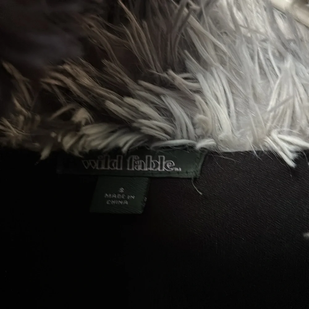 Fuzzy jacket 🖤🤍 - Picture 4 of 8